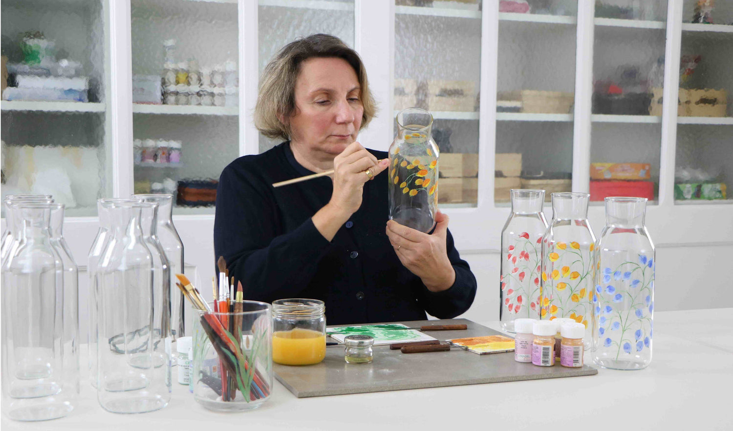 Carafe By Tiline peinte à la main dans l'atelier parisien